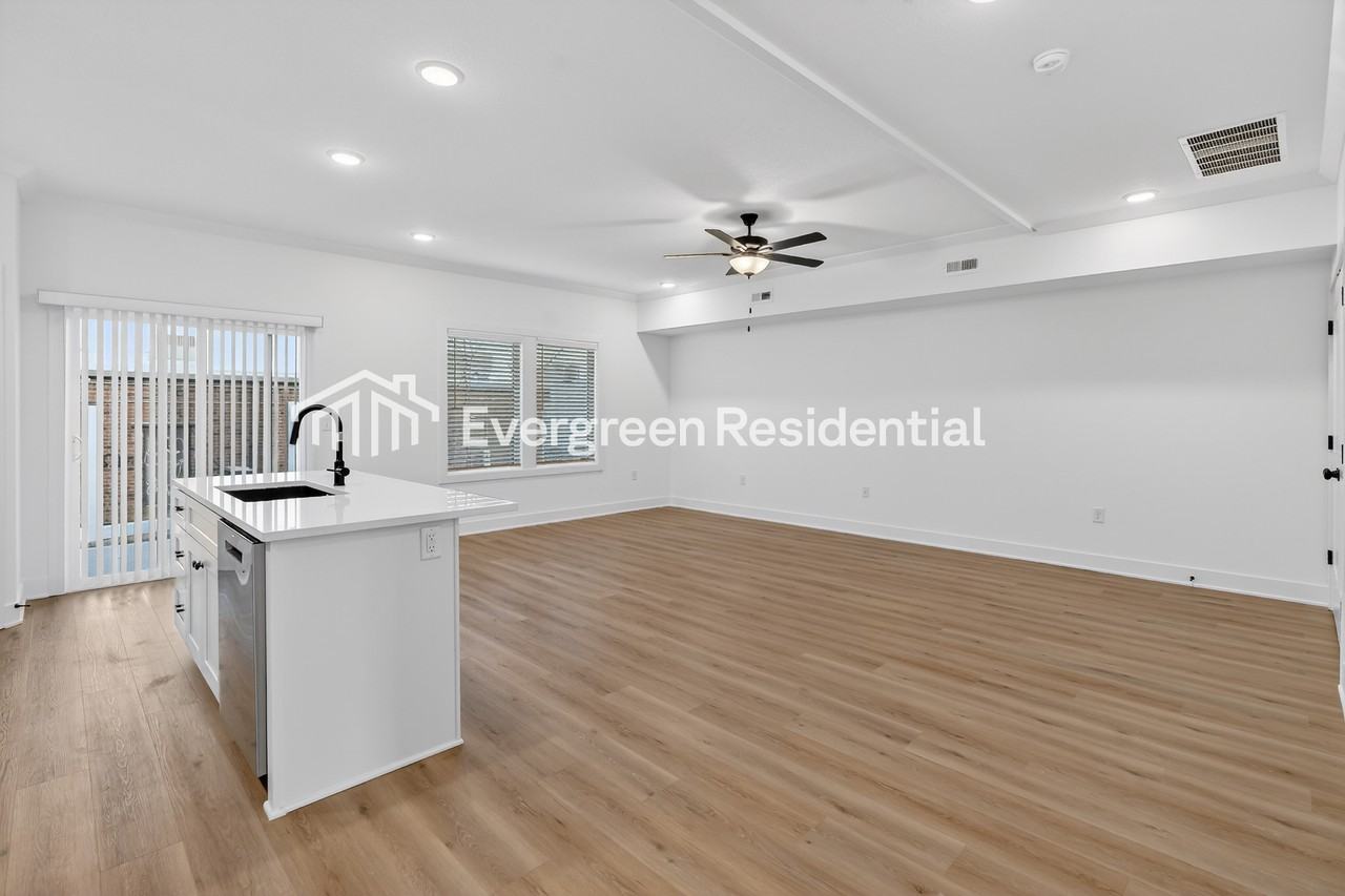 8241 N Berkley Ave - Photo 3 of 16