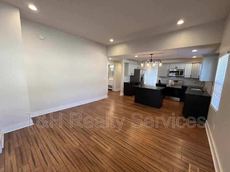 1202 Harlan St - Photo 4 of 24