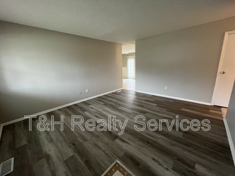 9466 Burrwood Cir - Photo 4 of 15