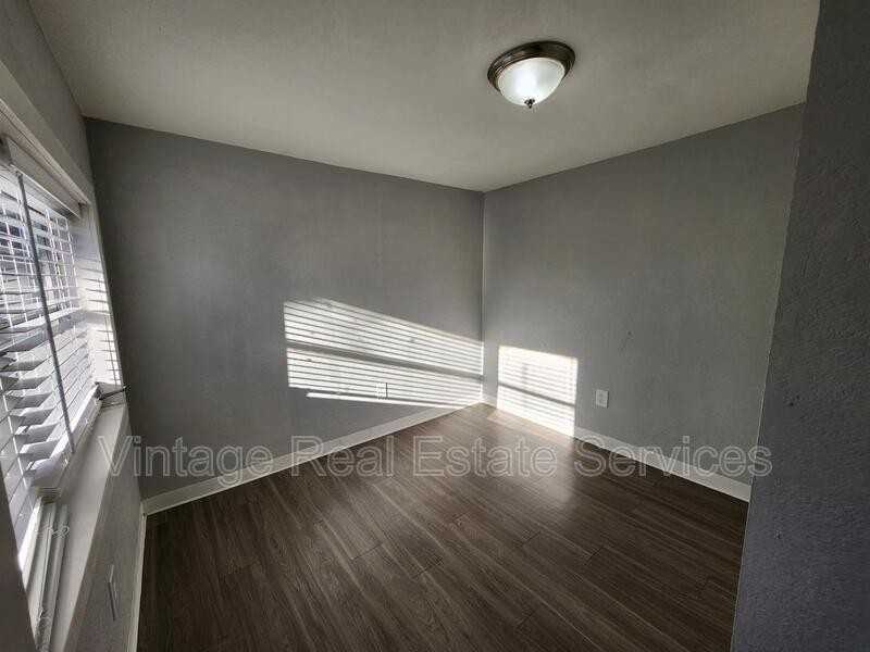 4611 N Hubert Ave #5 - Photo 5 of 9