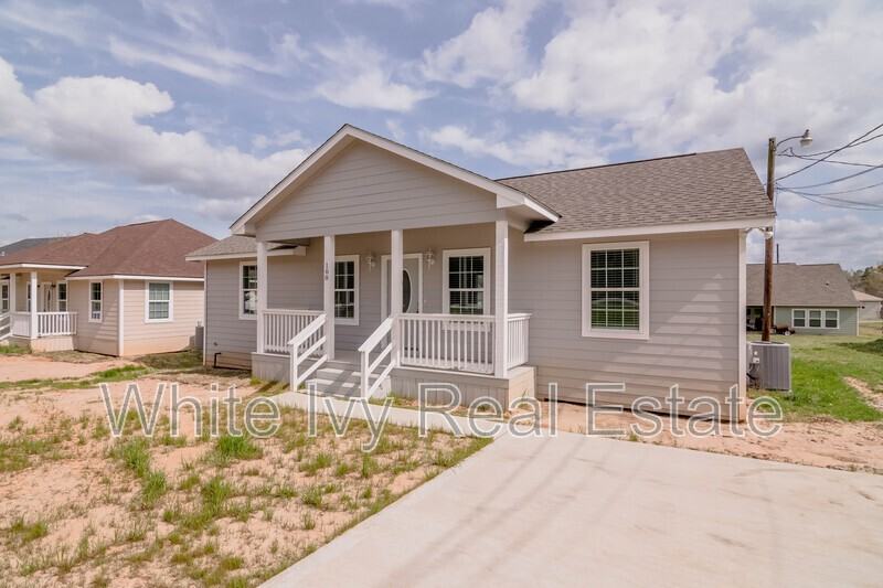 100 Shorewood Dr - Photo 2 of 4