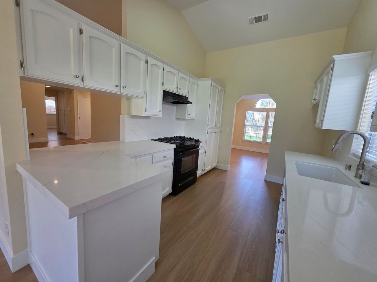 444 N Tommy St - Photo 4 of 17