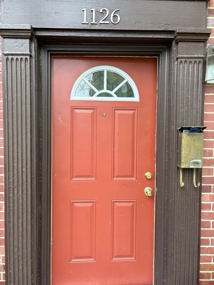 1126 Clarendon St - Photo 2 of 24