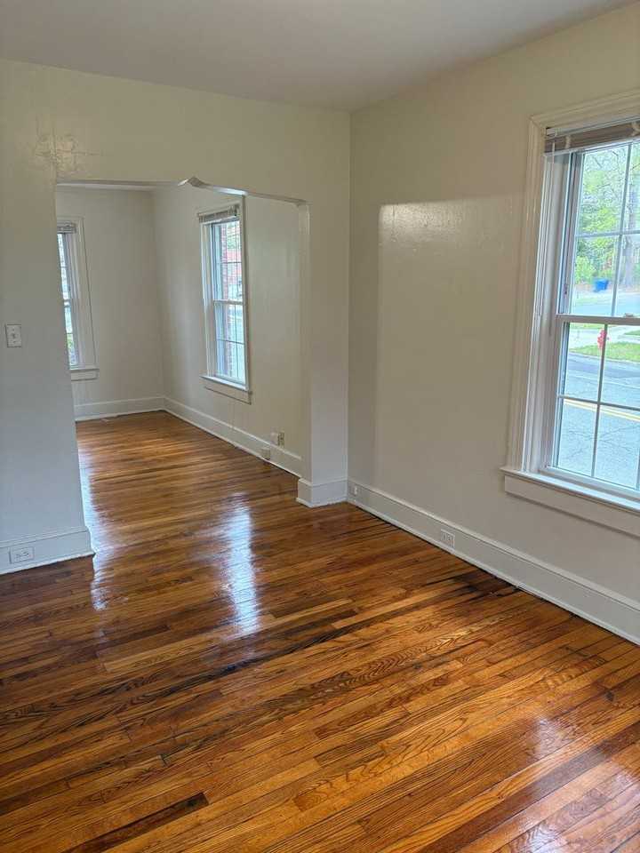 1126 Clarendon St - Photo 7 of 24