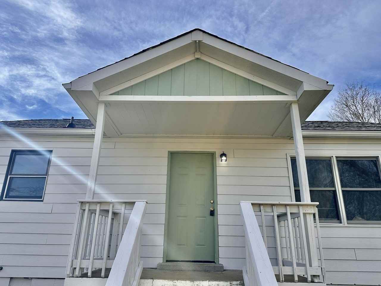 914 W Happy Hollow Dr - Photo 2 of 15