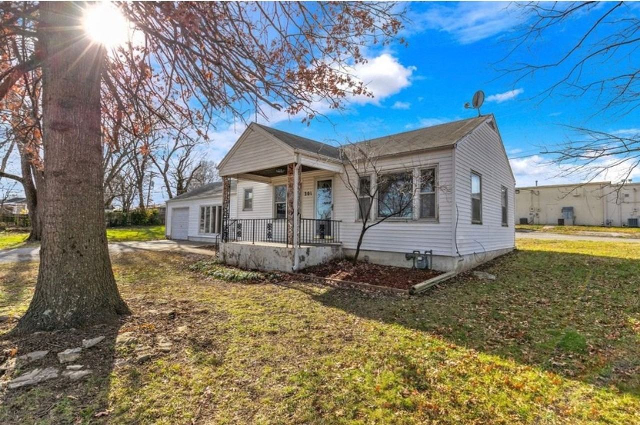 201 S Delaware St - Photo 2 of 16