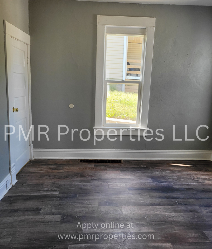 2936 Seneca St - Photo 3 of 11