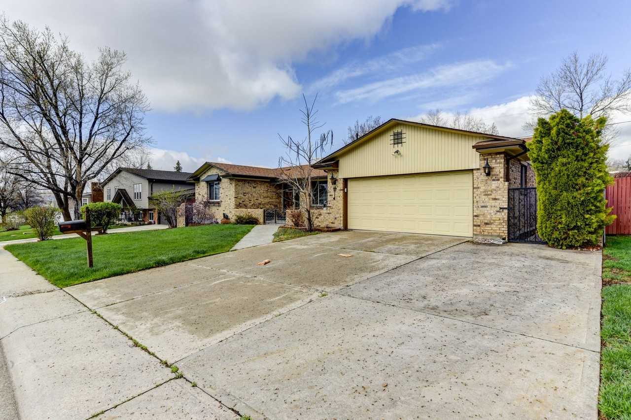 5819 Pierson St - Photo 3 of 40