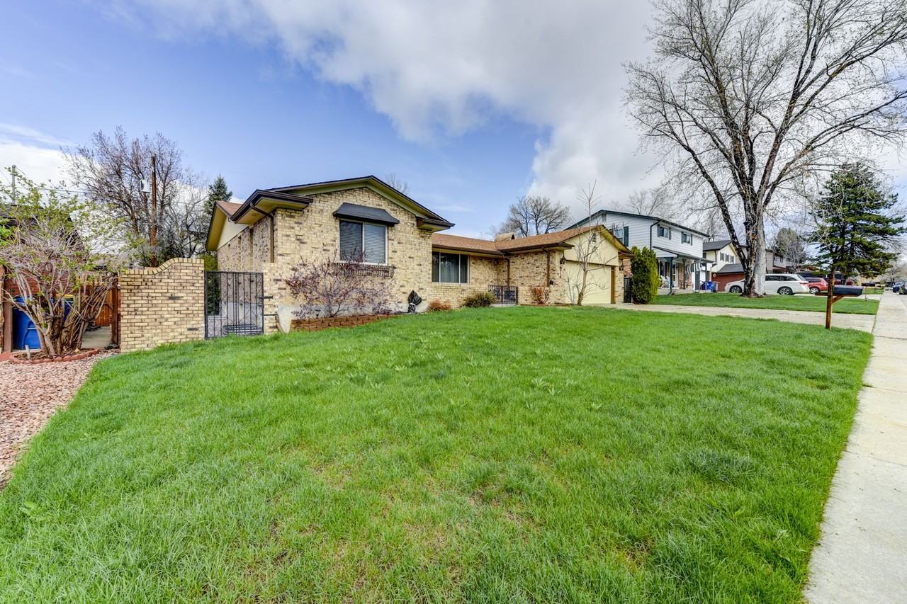 5819 Pierson St - Photo 4 of 40