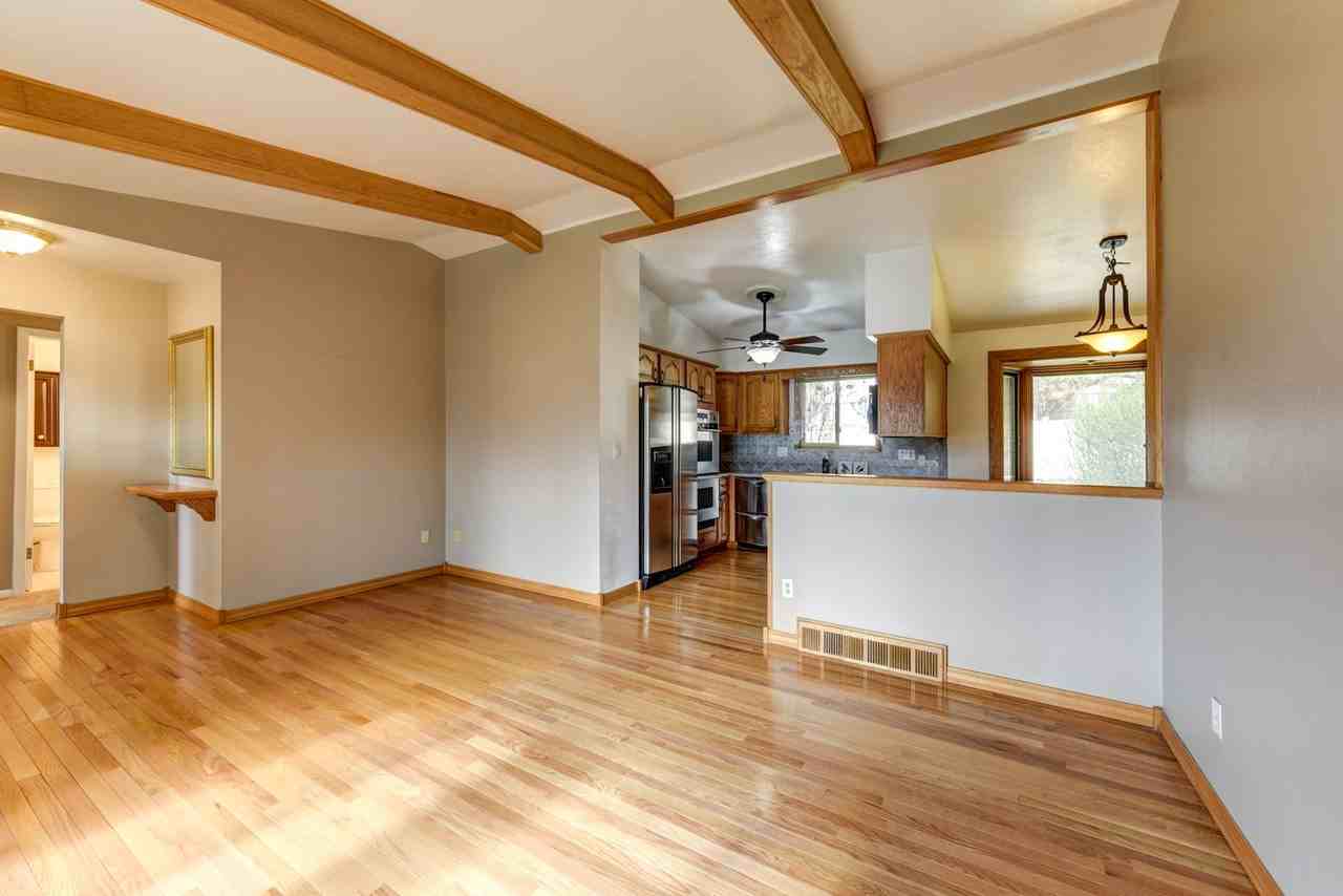 5819 Pierson St - Photo 7 of 40