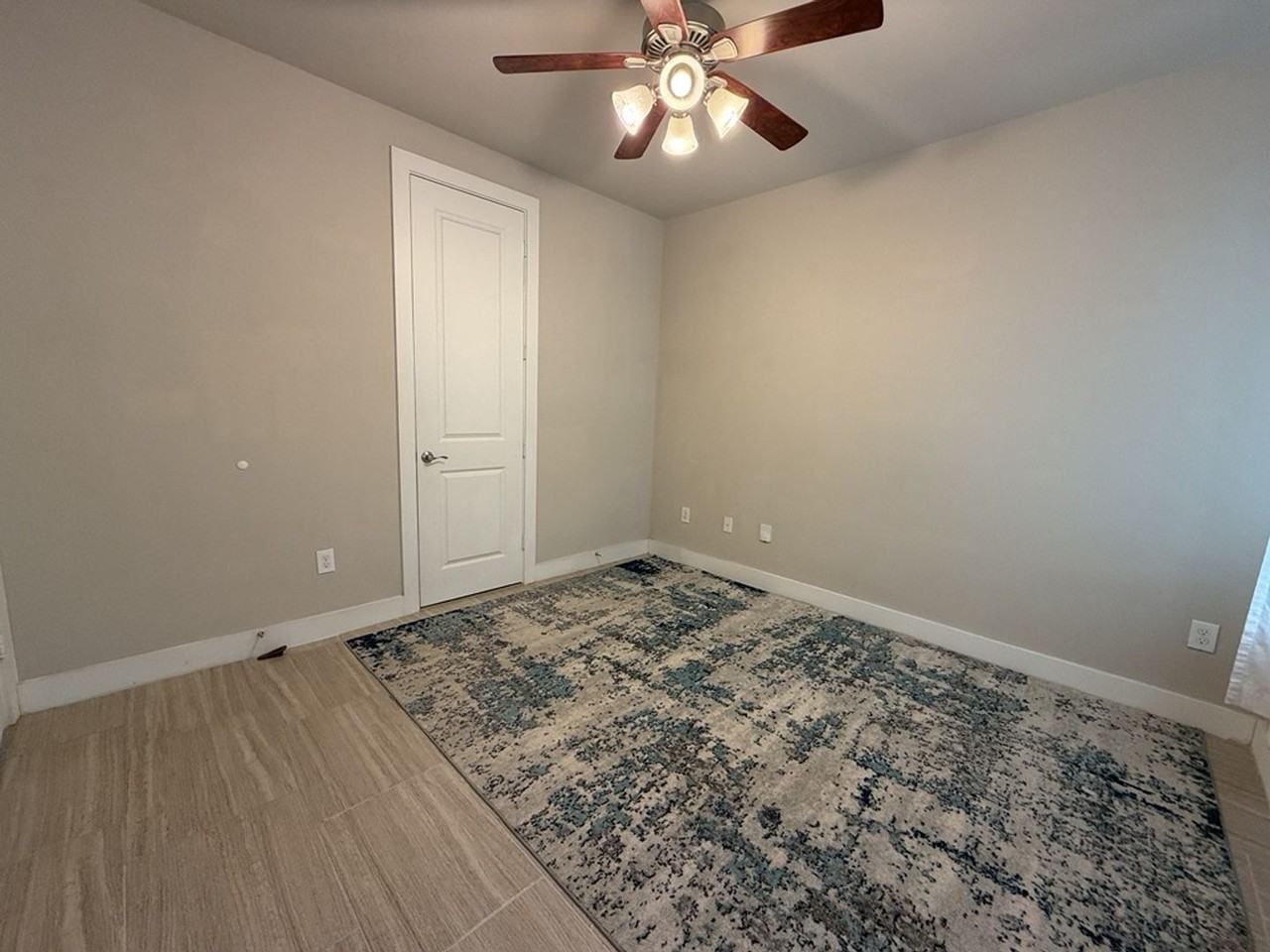 641 Middle St - Photo 4 of 26