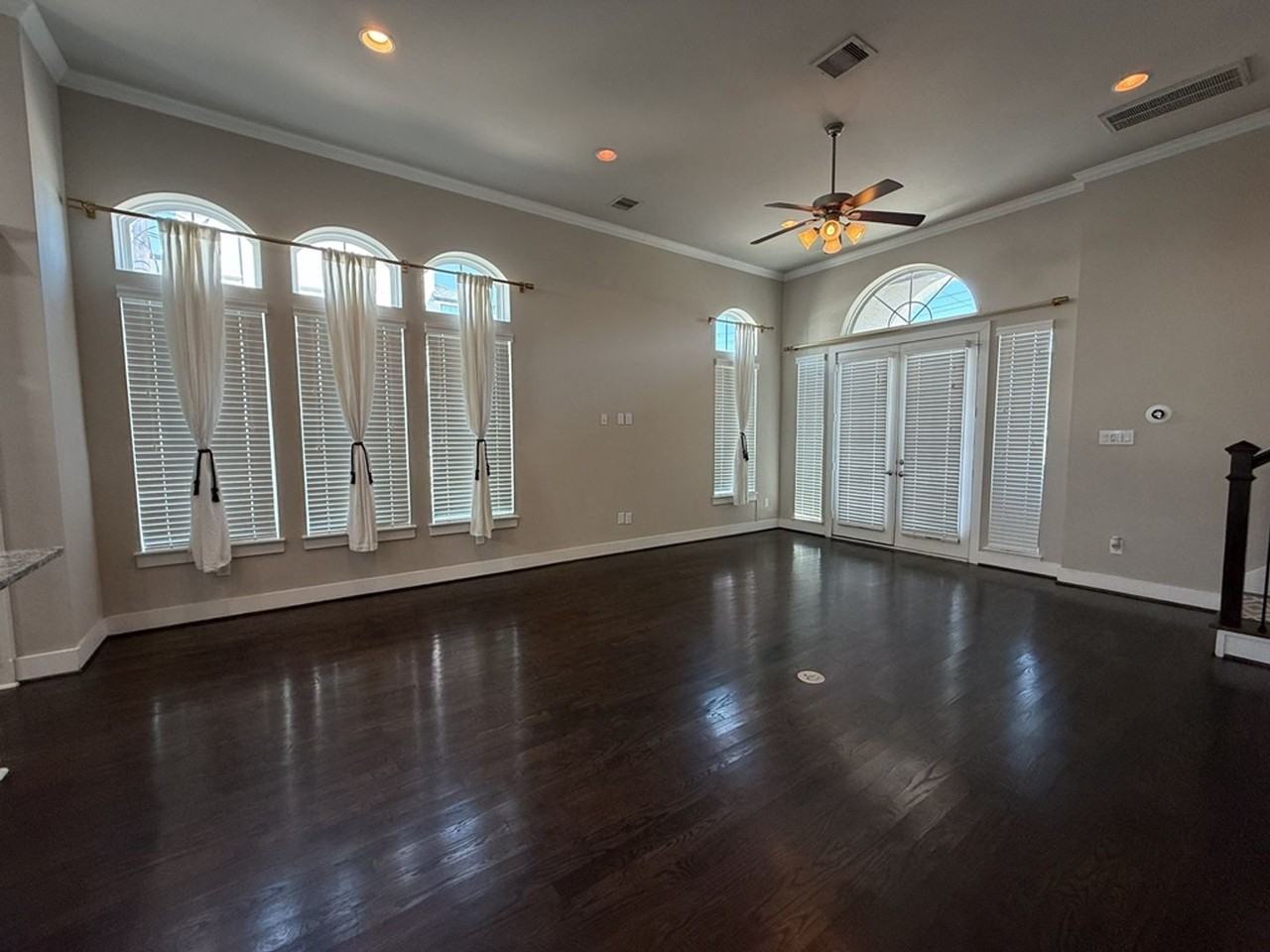 641 Middle St - Photo 5 of 26