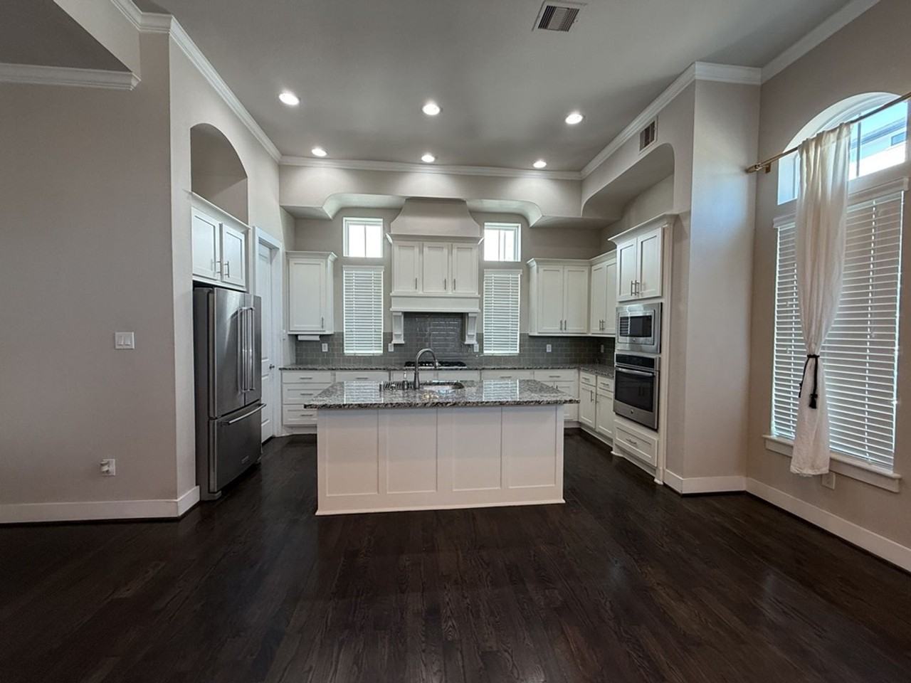 641 Middle St - Photo 7 of 26