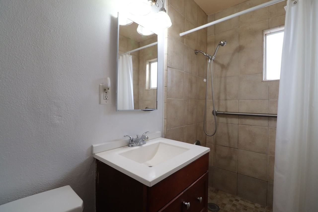 213 W Taft St - Photo 2 of 10