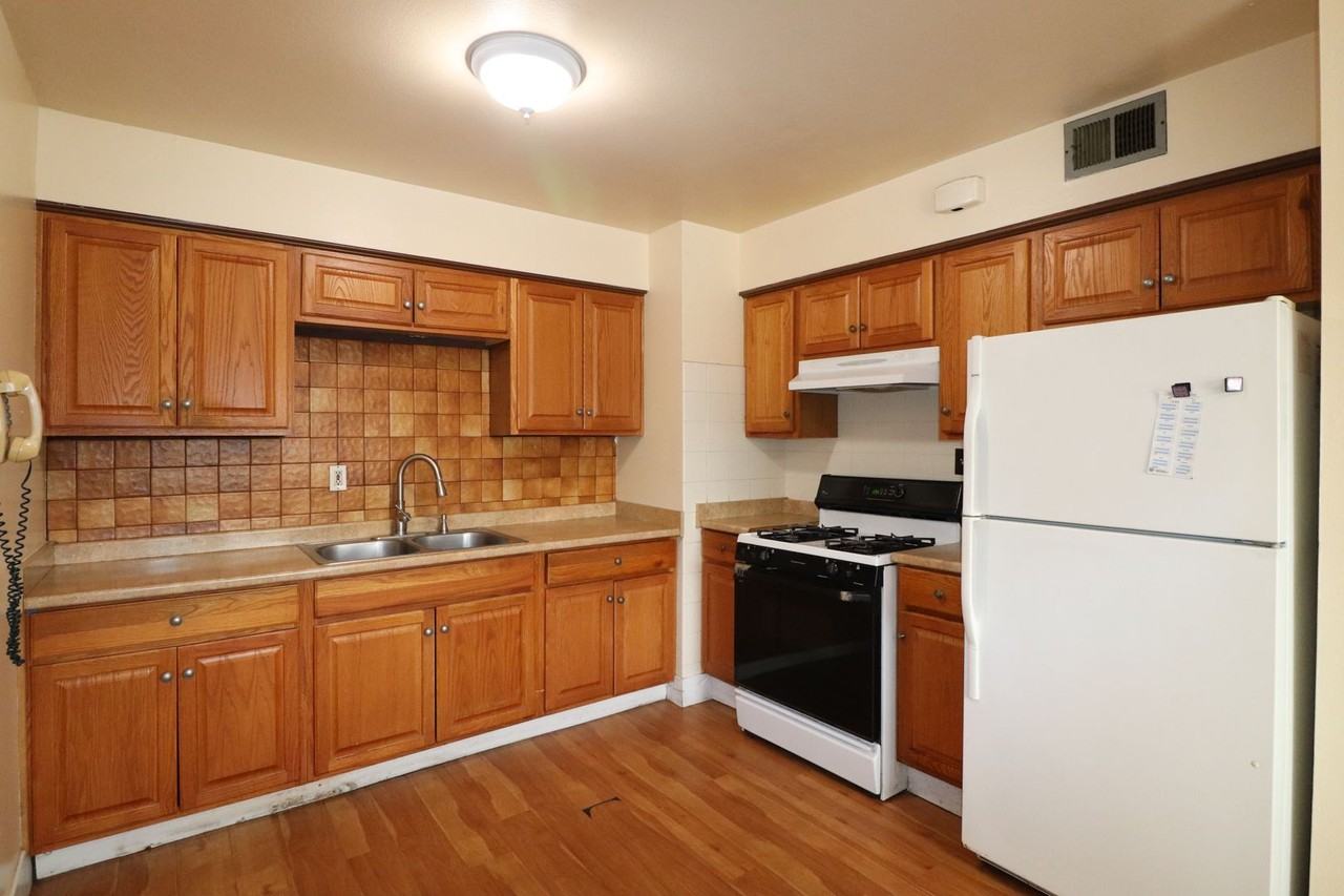 213 W Taft St - Photo 5 of 10