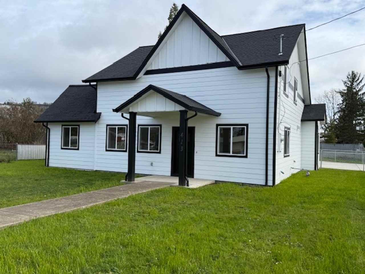 413 S Trade St - Photo 3 of 27