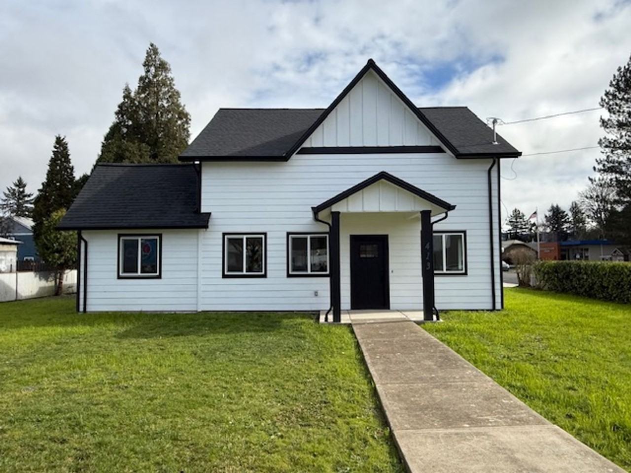 413 S Trade St - Photo 4 of 27