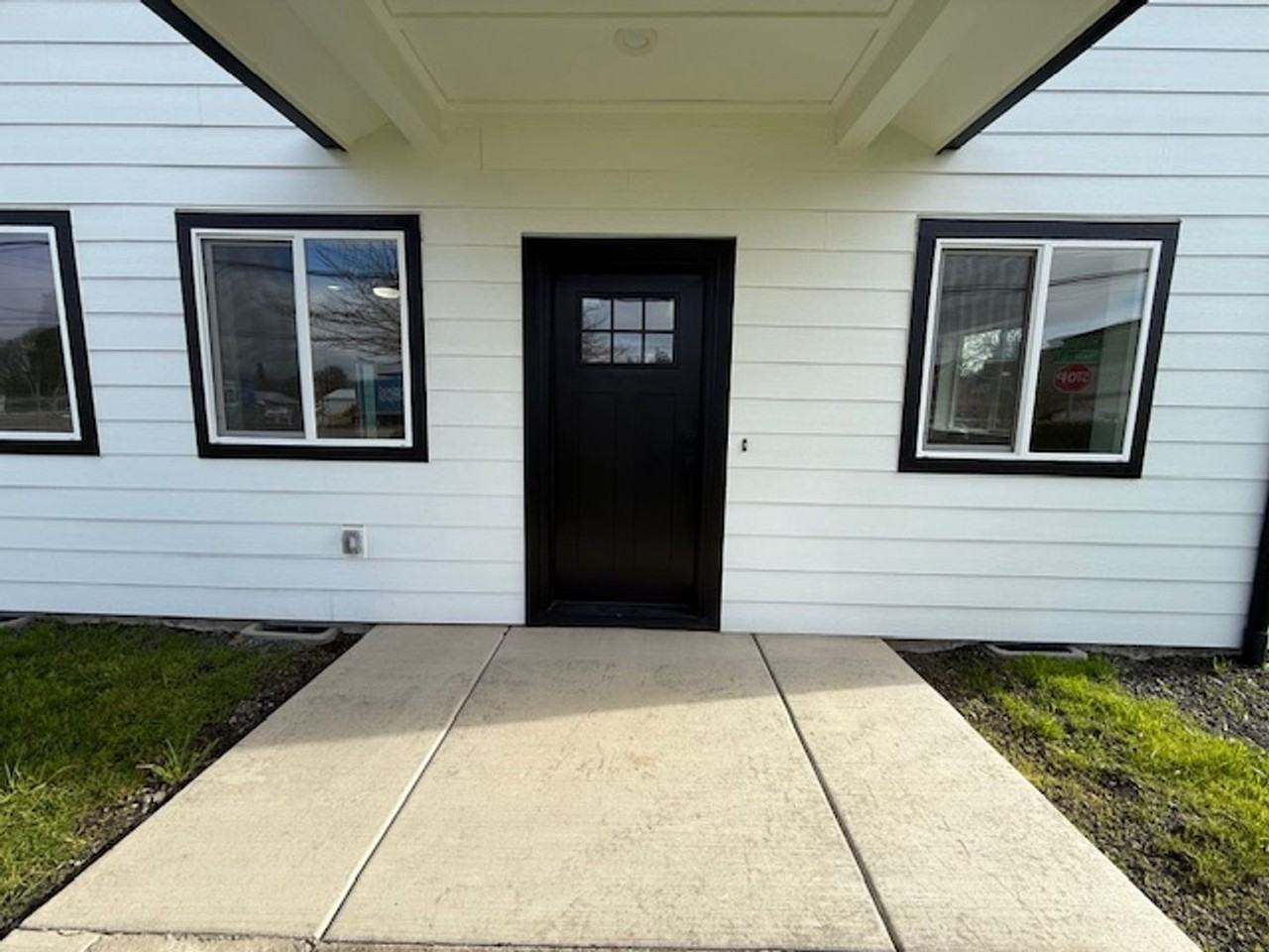 413 S Trade St - Photo 5 of 27