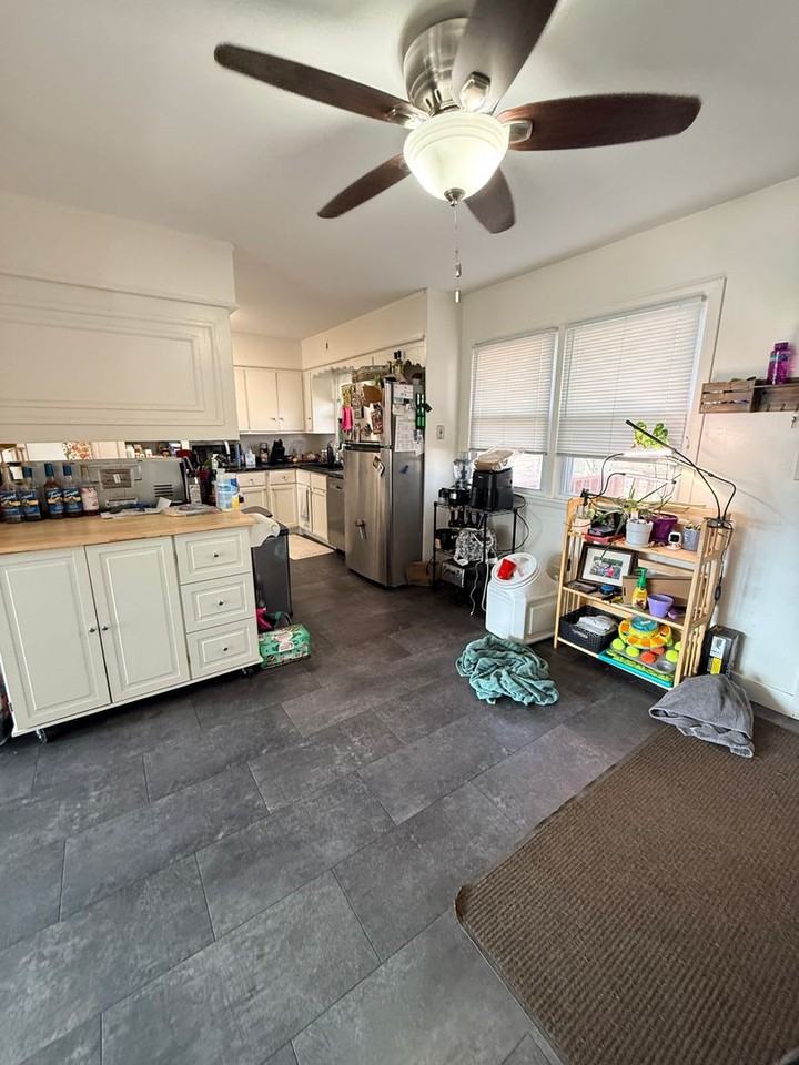 1521 Thompson St - Photo 4 of 15