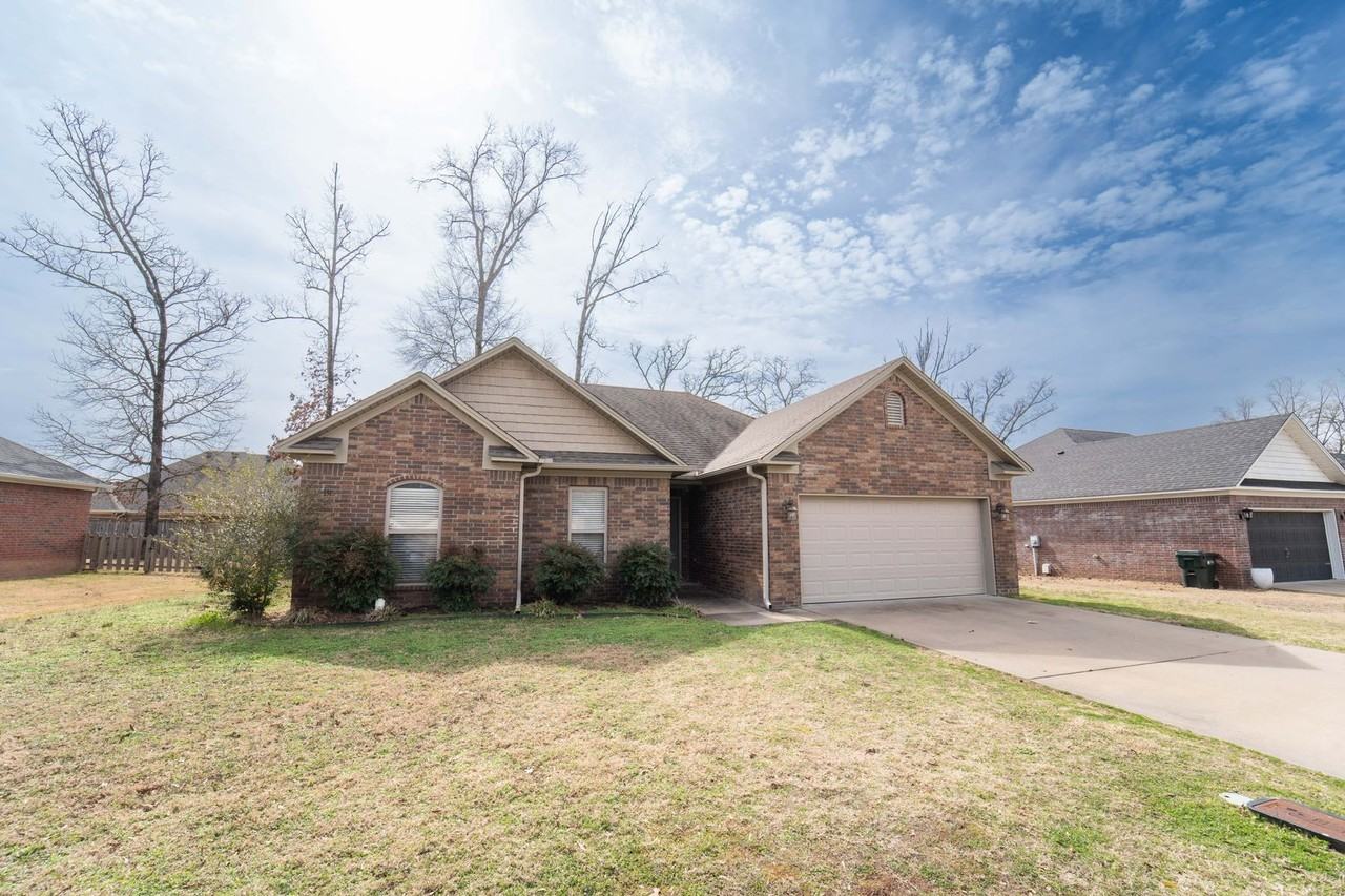 1315 Alex St - Photo 2 of 21