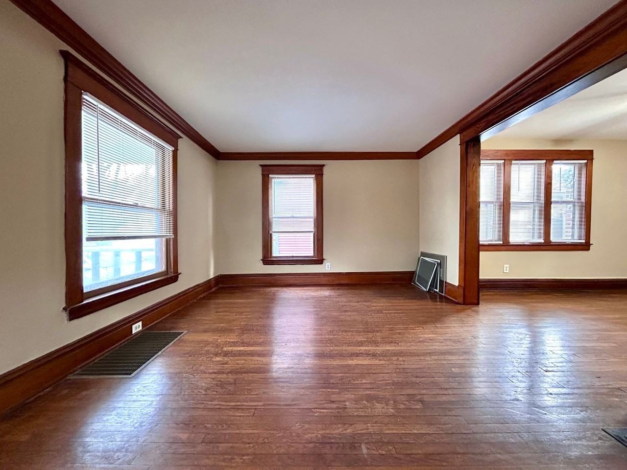 305 Charles Ave Se - Photo 4 of 19