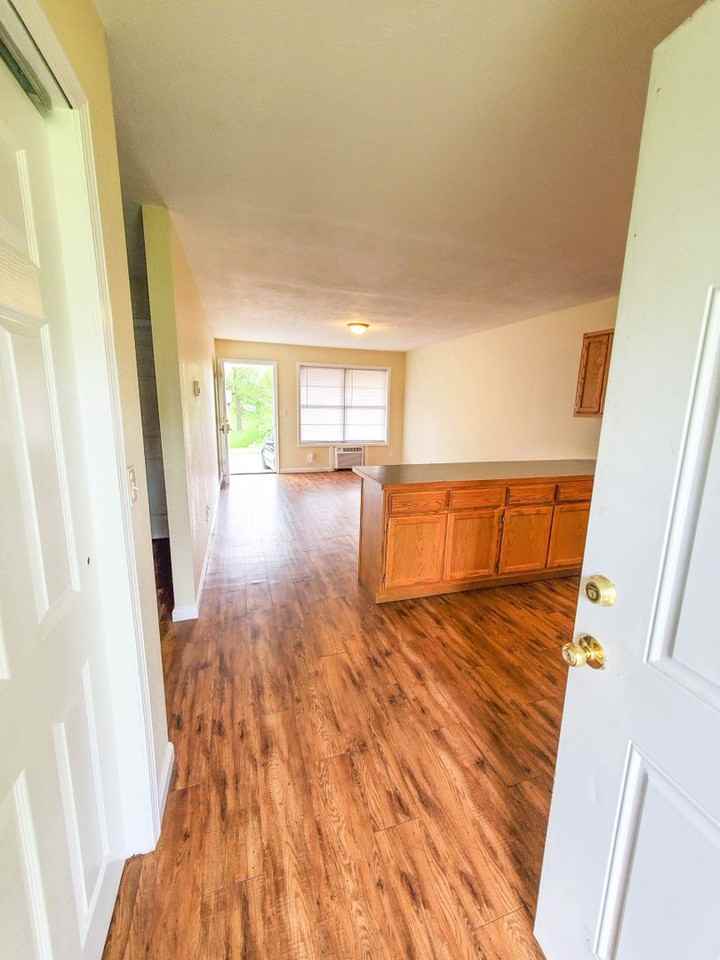 215 W College St - Photo 2 of 12