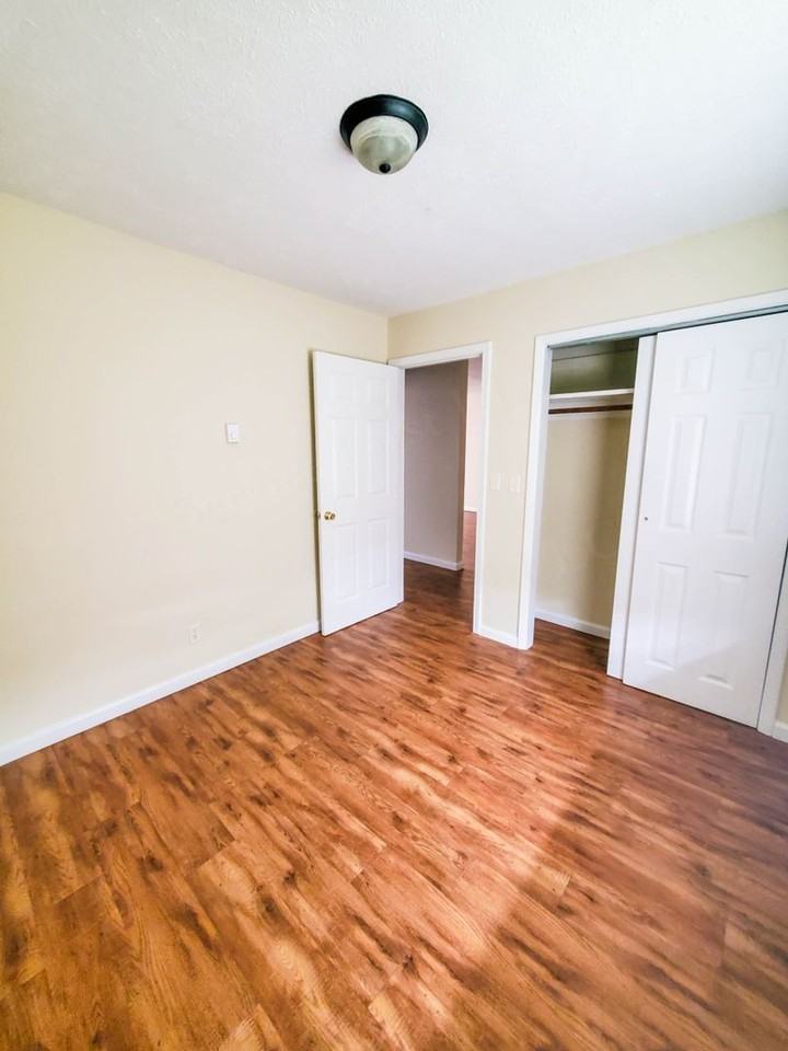 215 W College St - Photo 4 of 12