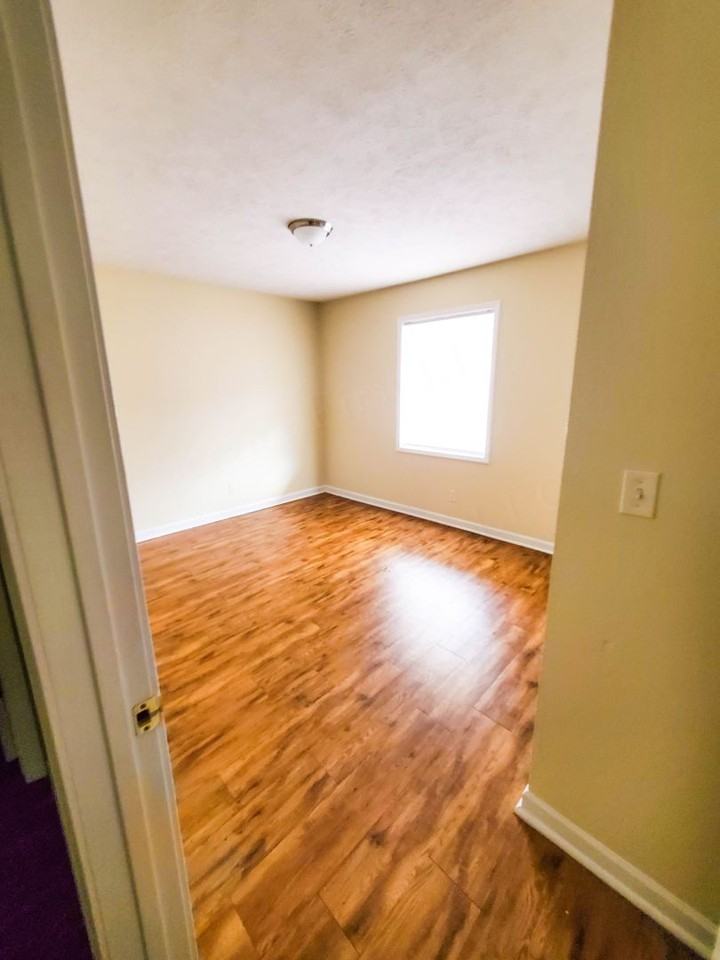 215 W College St - Photo 5 of 12