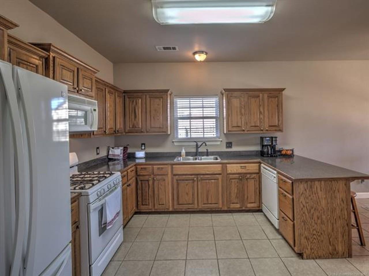 2500 Highwood Pl - Photo 4 of 20