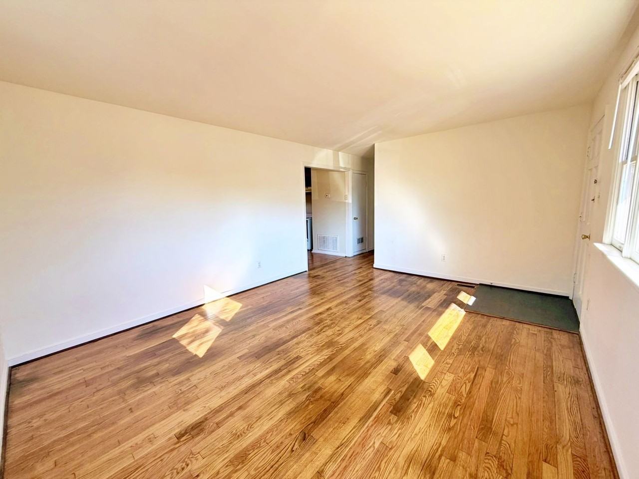 2912 Perlock Rd - Photo 4 of 24