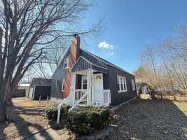 featured image of 1626 E Belmont St