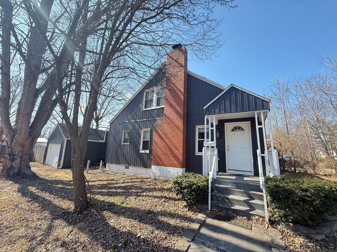 1626 E Belmont St - Photo 3 of 21