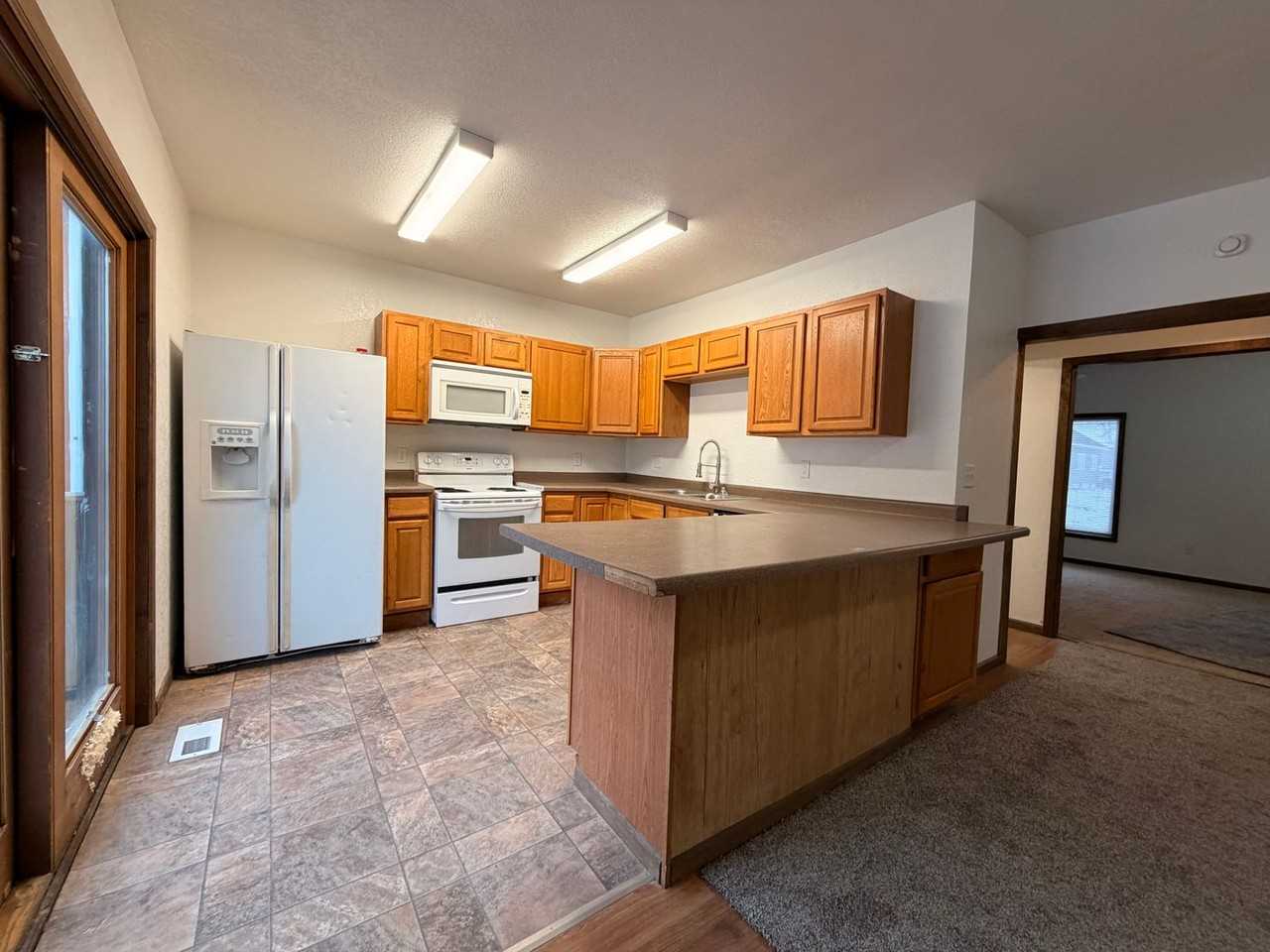 731 Pleasant St - Photo 2 of 11