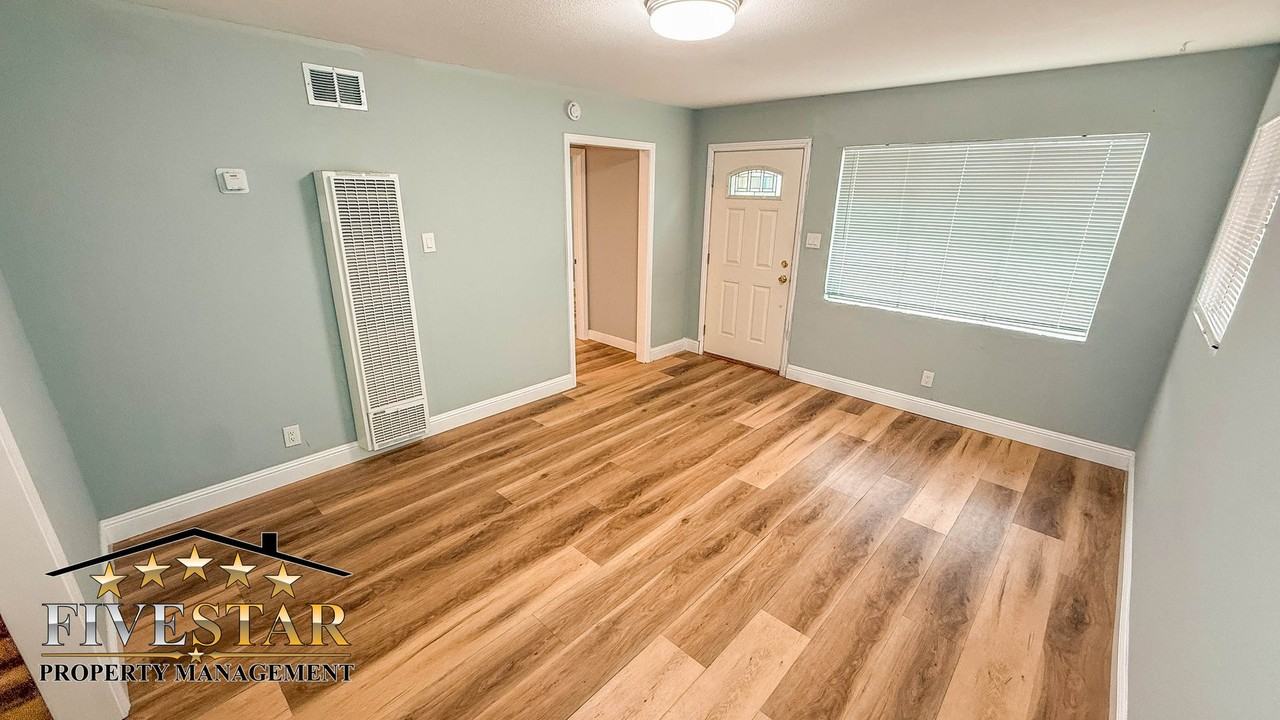 2703 Center St - Photo 4 of 17