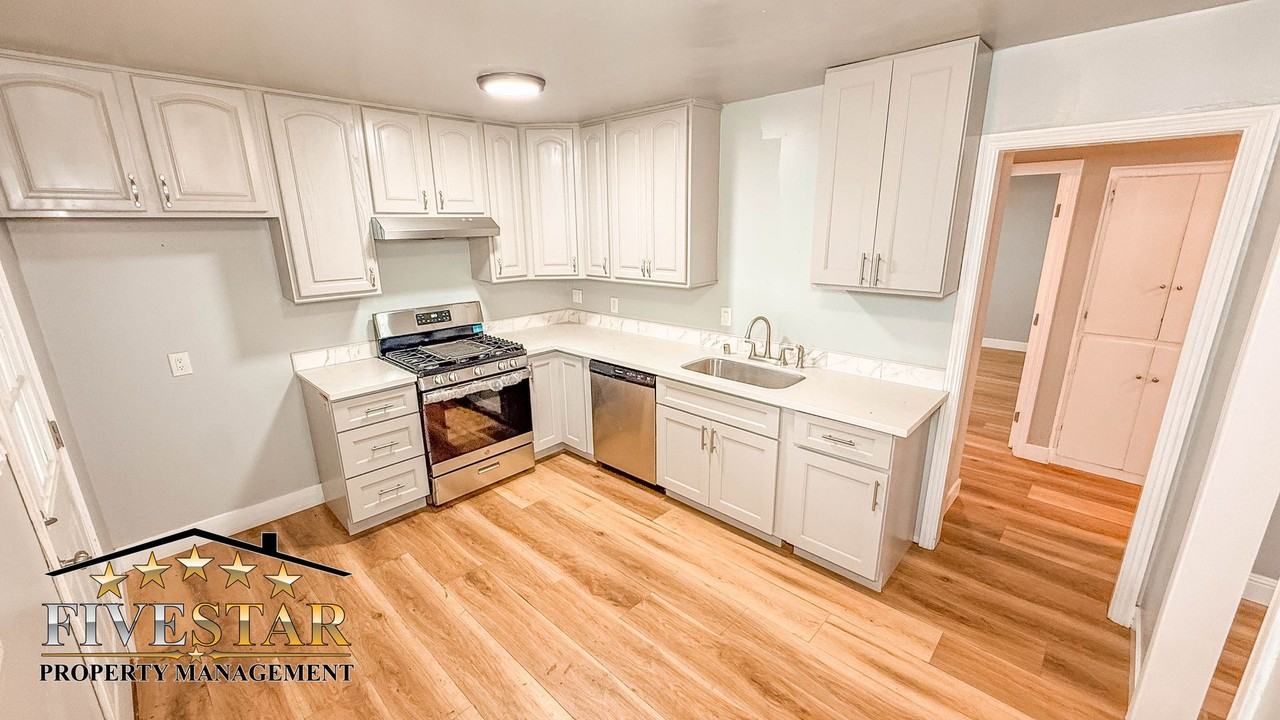 2703 Center St - Photo 6 of 17