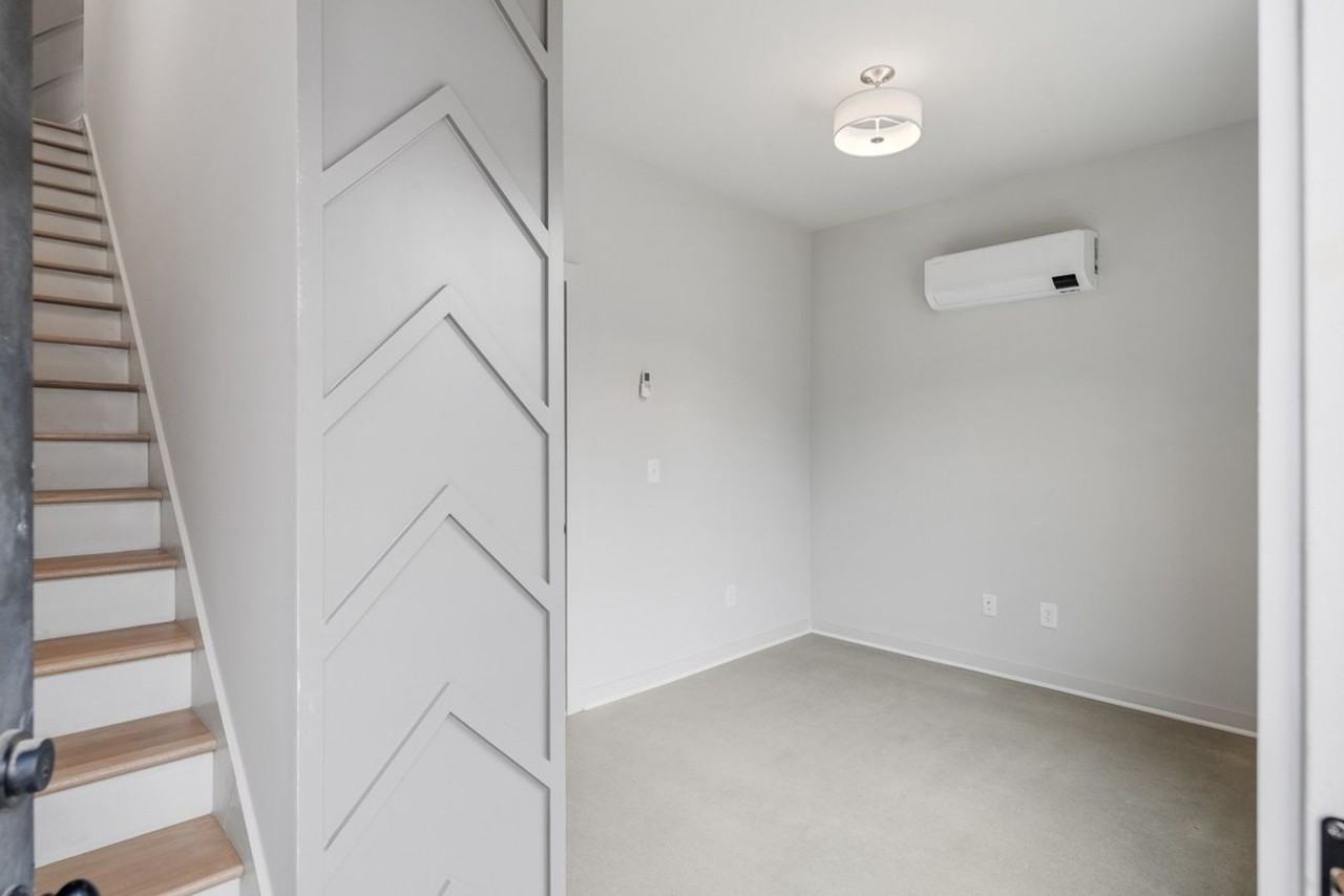 323 E Village Ln - Photo 6 of 16