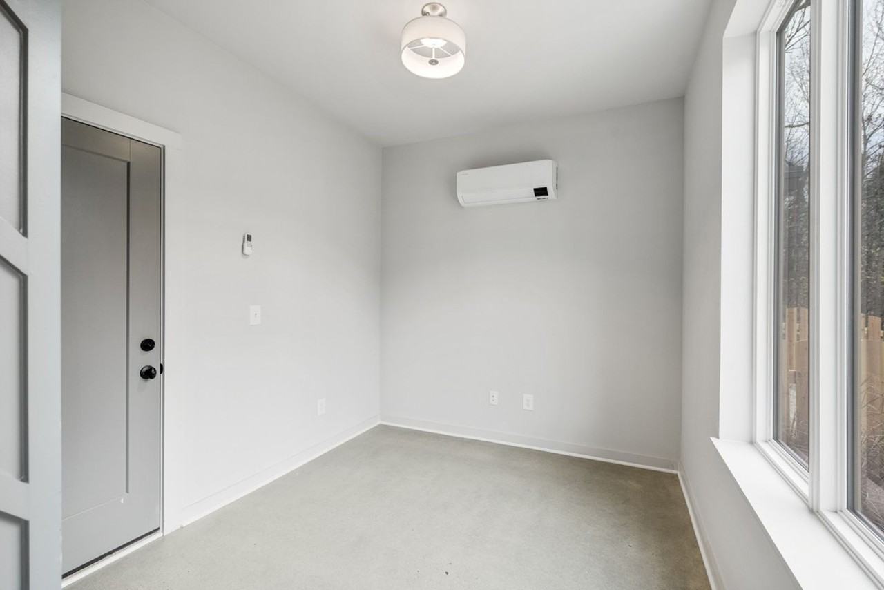 323 E Village Ln - Photo 7 of 16