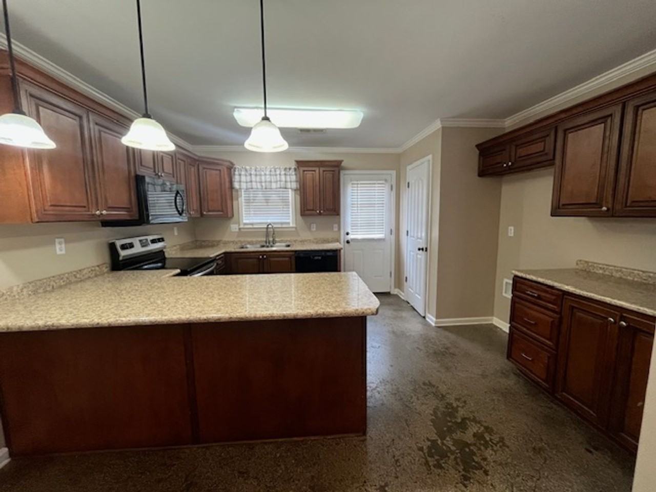 6900 Meadowbrook Ln - Photo 3 of 14