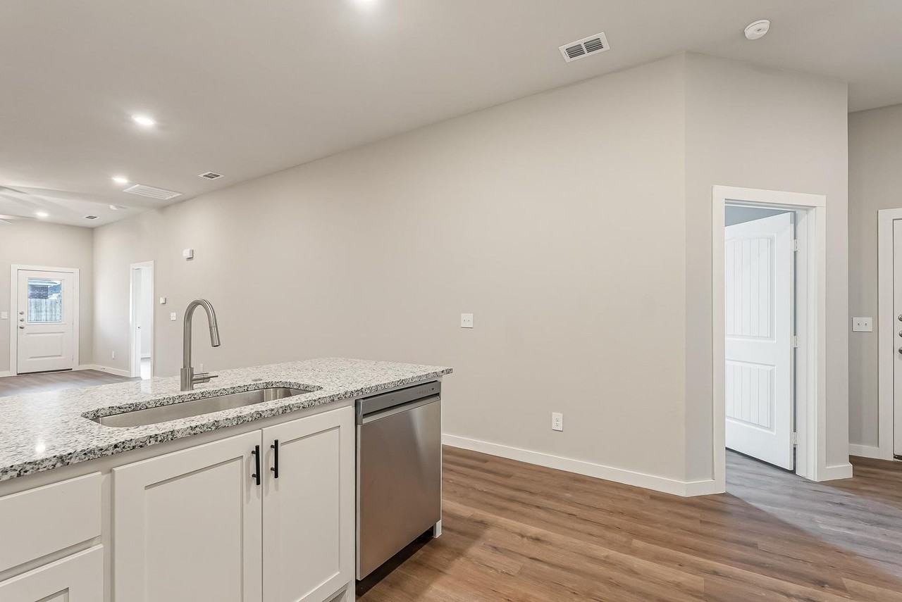 9510 Spirit Ave - Photo 5 of 35