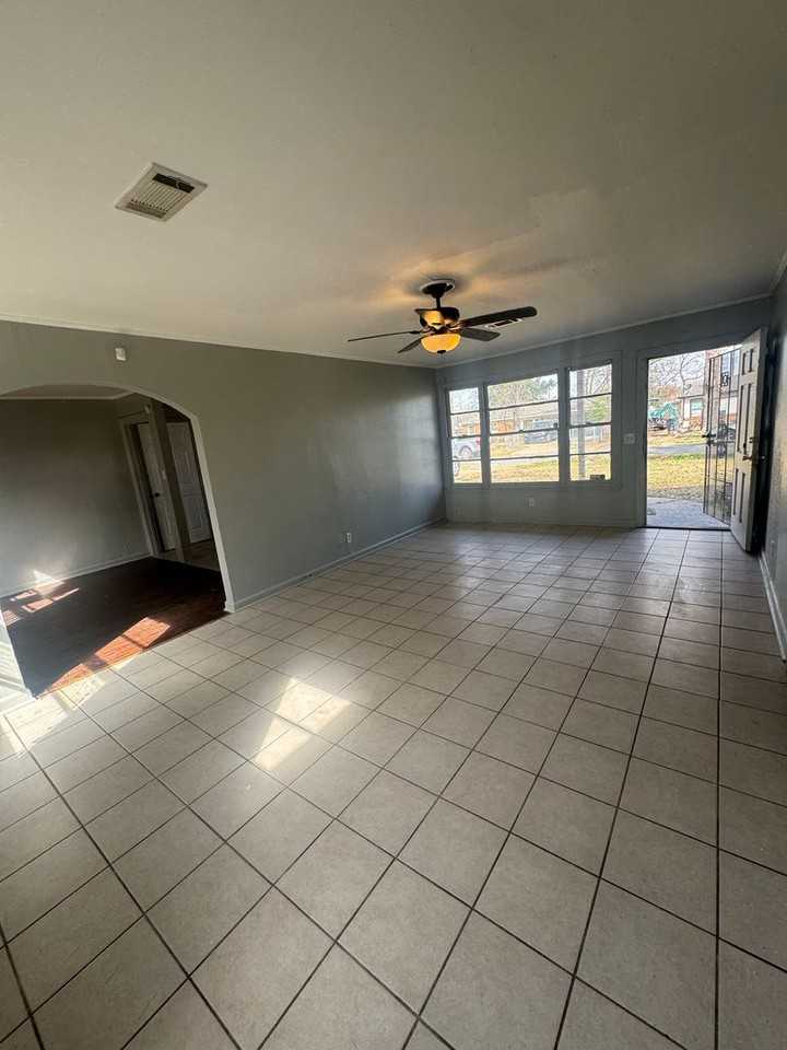 2417 Devaughn St - Photo 3 of 13