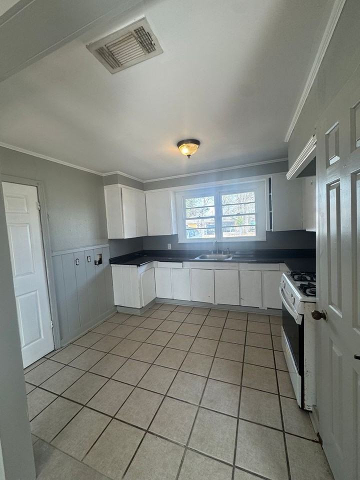 2417 Devaughn St - Photo 5 of 13