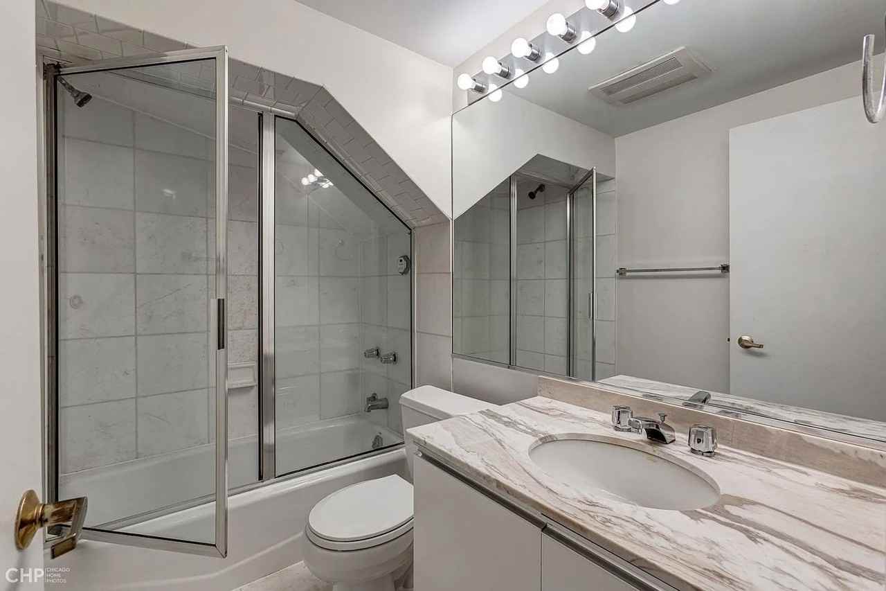 Lincoln Park Luxury Townhomes — Elegant Urban Living in Lincoln Park / DePaul - Photo 4 of 33