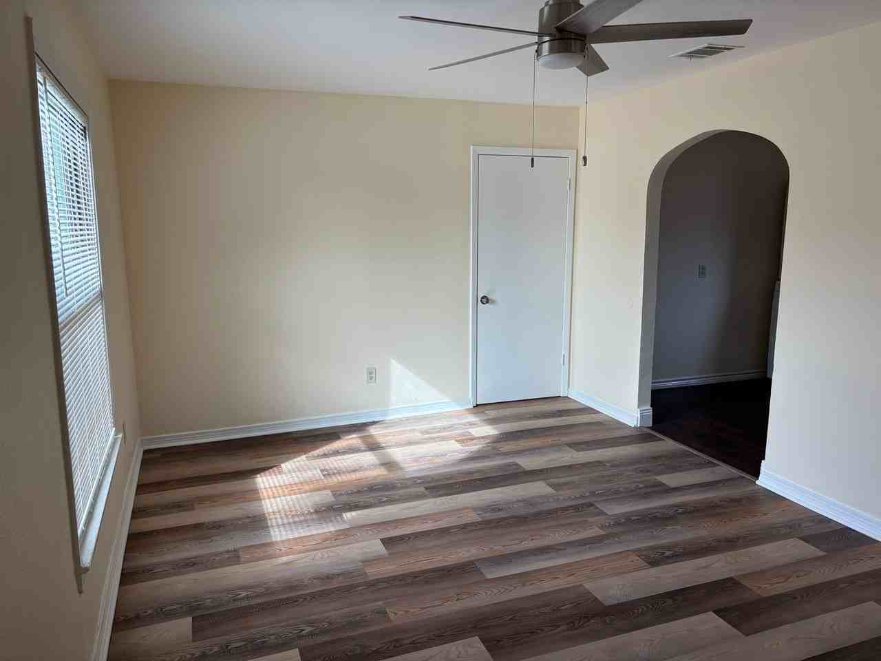 623 E Brockett St - Photo 2 of 10