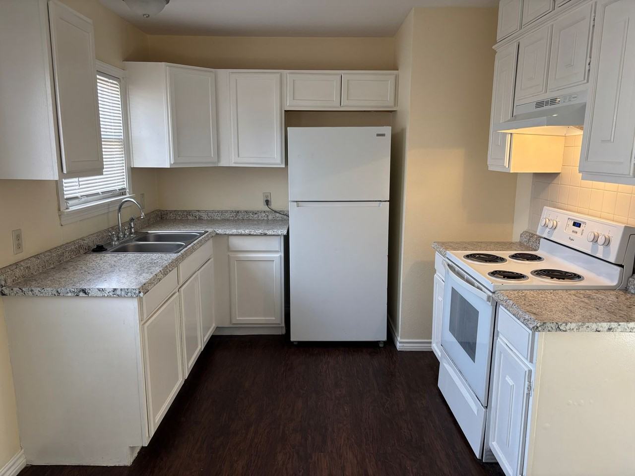 623 E Brockett St - Photo 3 of 10