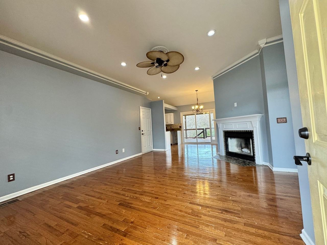 706 Kennington N - Photo 2 of 24