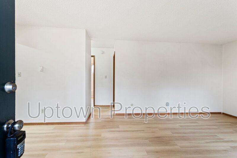 8049 Ne Flanders St - Photo 3 of 21