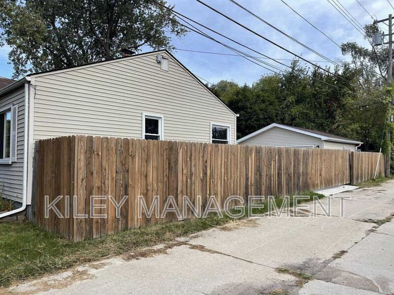 23028 Pilgrim Ave - Photo 2 of 21