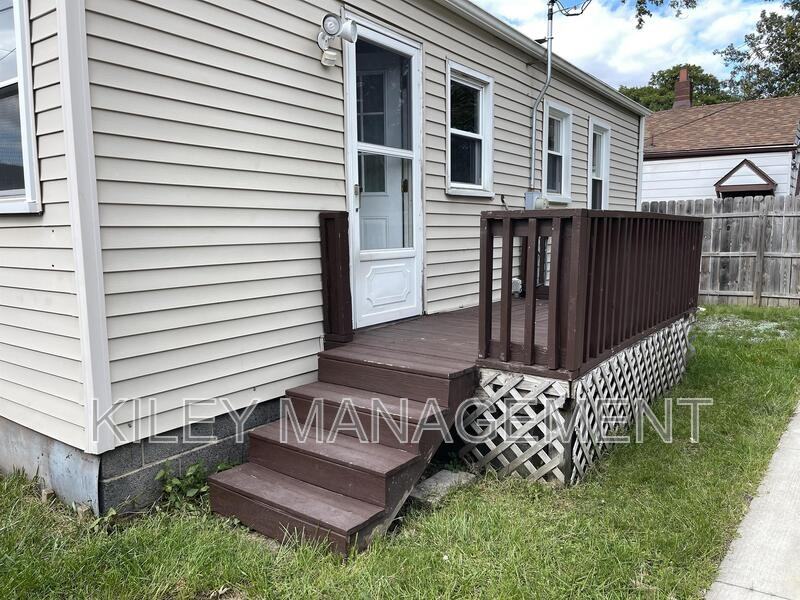 23028 Pilgrim Ave - Photo 3 of 21