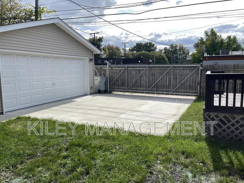 23028 Pilgrim Ave - Photo 4 of 21