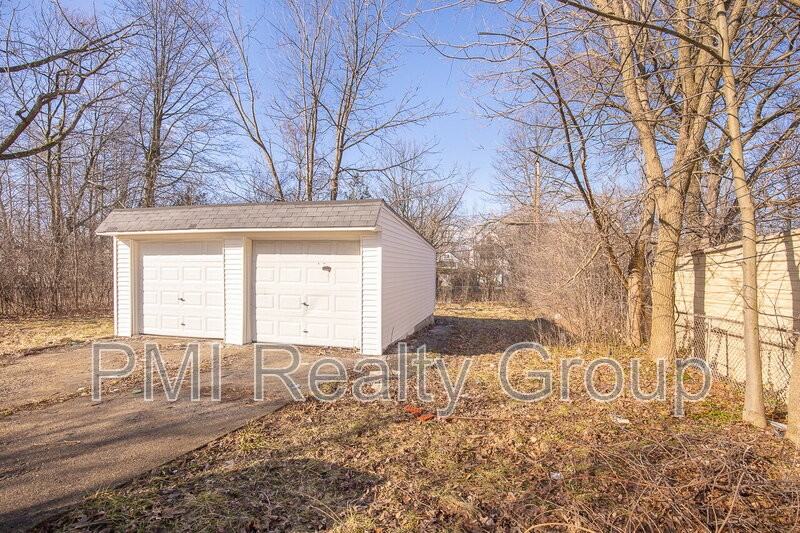 2936 E 128th St - Photo 3 of 28